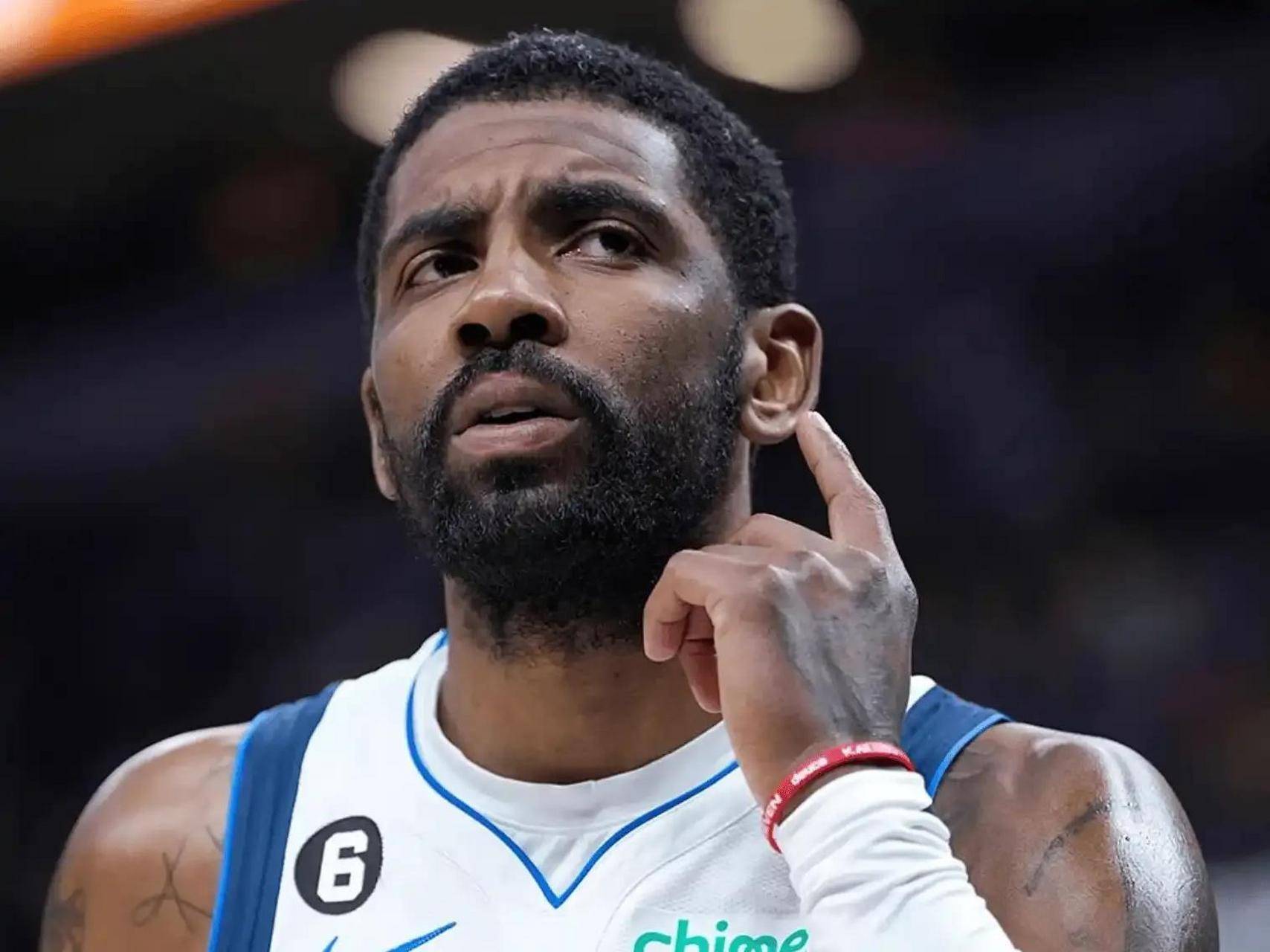 浓眉：弗拉格在琢磨如何在高压下打好球，把球稳稳传给队友（浓眉：弗拉格正琢磨如何在高压下发挥，把球稳稳地传给队友）