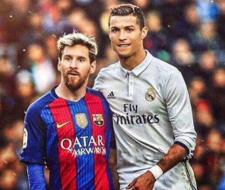 积雪已覆盖球场，加拿大联赛球员在雪战中完成潇洒倒钩得分（大雪封场，加拿大联赛球员雪中倒钩破门）