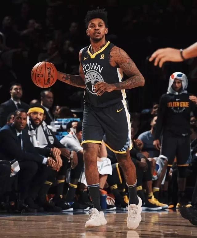 圣诞大战上演神仙打架！华子砍44+6+极限绝平，约基奇轰56+16+15比赛回顾：爱德华兹化身乔丹约基奇统治进攻端（圣诞夜巅峰之战：爱德华兹化身乔丹44+6压哨绝平，约基奇56+16+15统治进攻端）