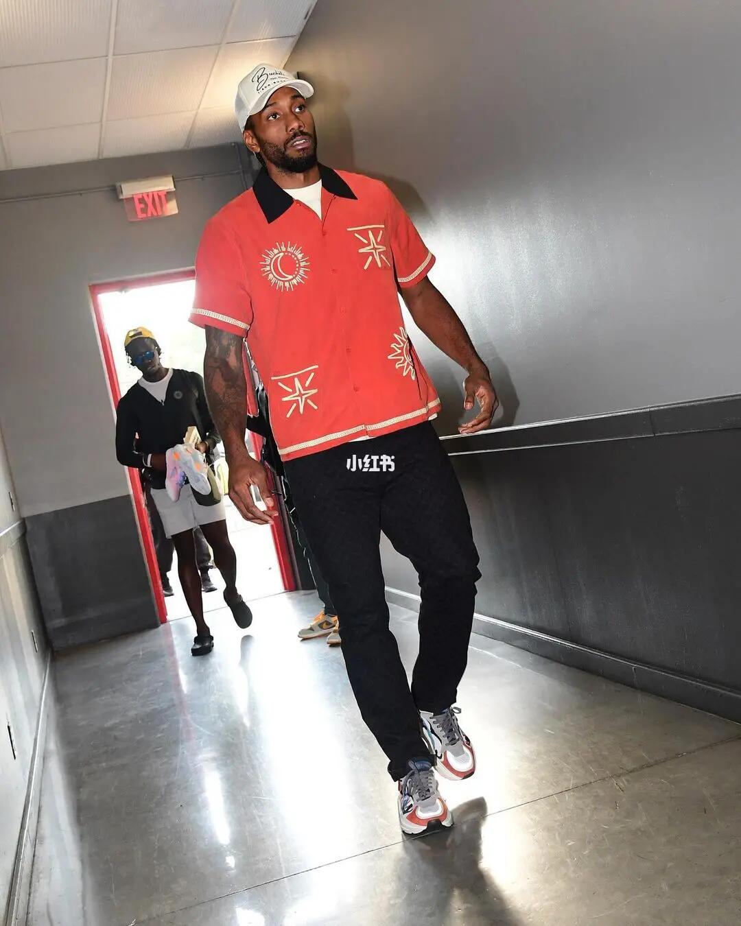 不容易！赵睿强突左手上篮+加长三分命中 连得5分止血！（艰难时刻，赵睿左手强突上篮加远投三分，连取5分止住颓势！）