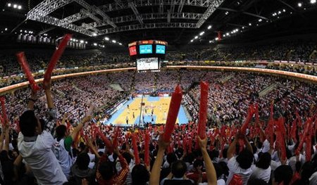 被球迷询问是否会考虑加盟阿森纳，库尼亚大笑回应（被问是否加盟阿森纳，库尼亚笑着回应）