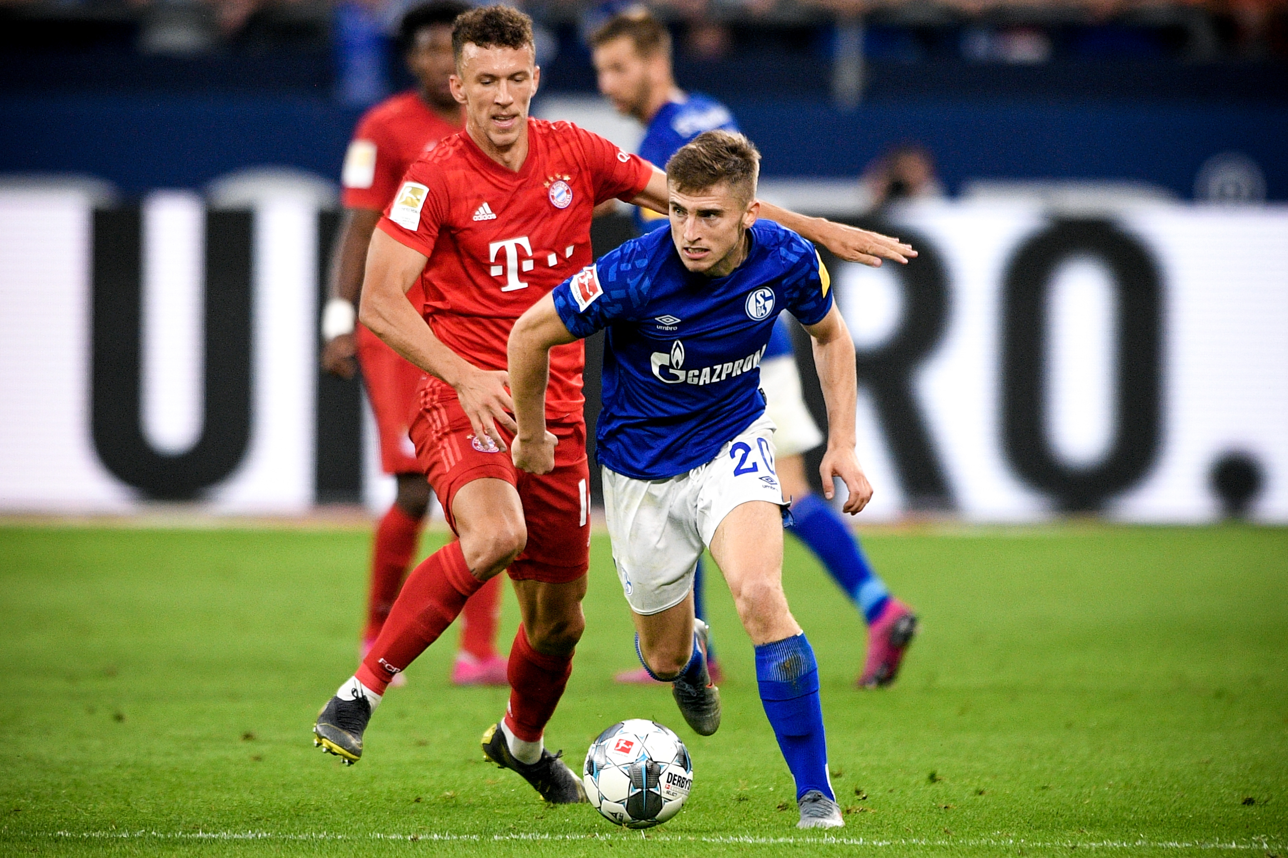 香港金牛连续2天击败CBA球队，将与上海争夺一个出线名额（香港金牛连胜两天击退CBA对手，将与上海角逐出线席位）