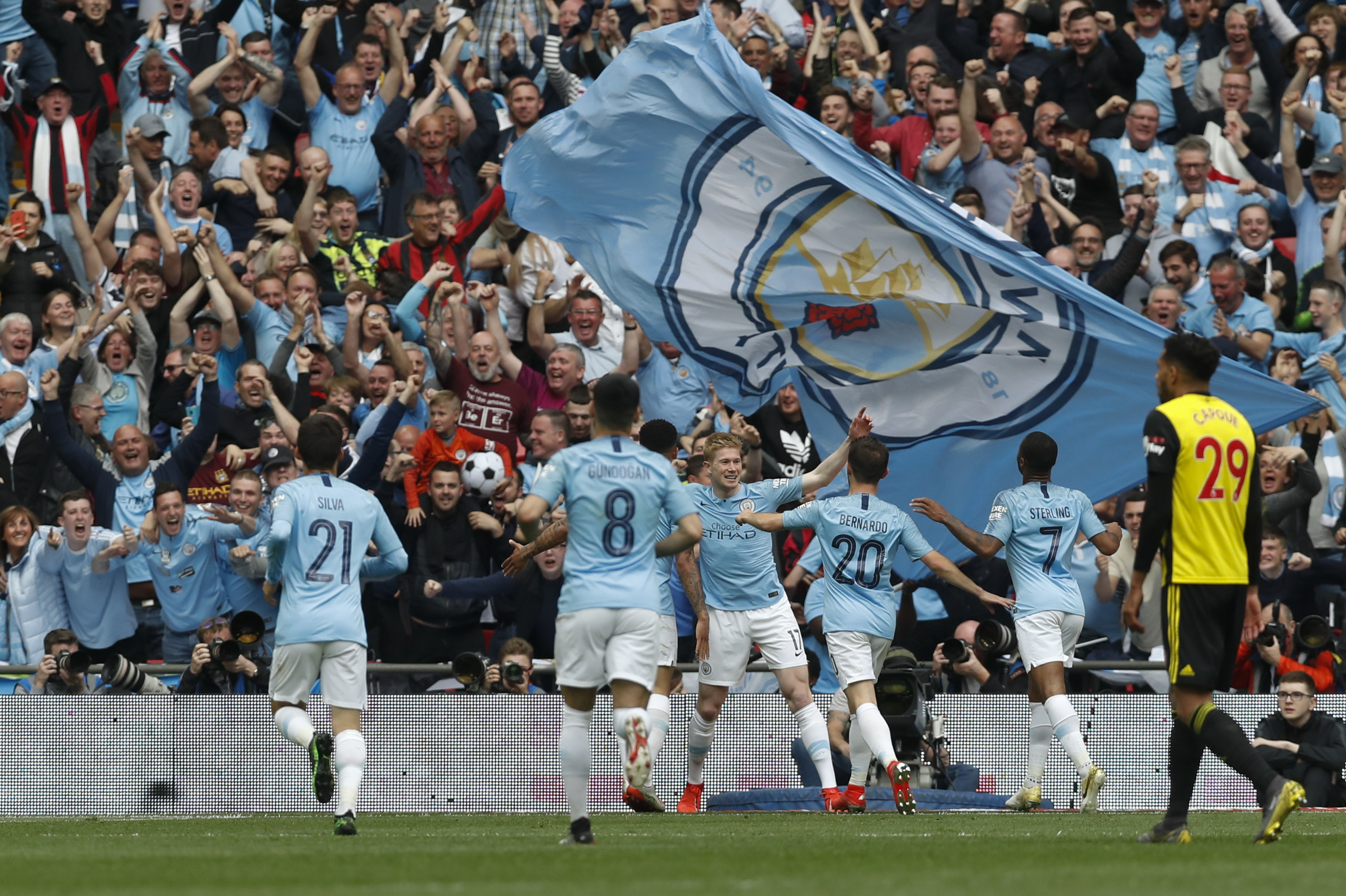 汪涵陪儿子马术竞赛！嚼槟榔超享受，夫妻交替带娃成热议焦点（汪涵现身儿子马术赛场，嚼槟榔显惬意，夫妻轮流带娃引热议）