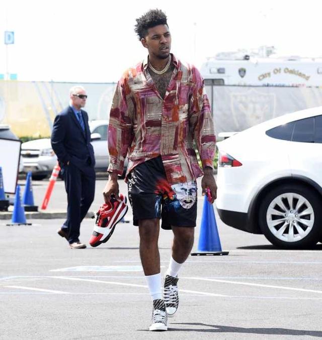 立大功！杨瀚森造埃迪第5次犯规，后者被换下（关键一幕！杨瀚森造成埃迪第5次犯规，埃迪随即被换下）