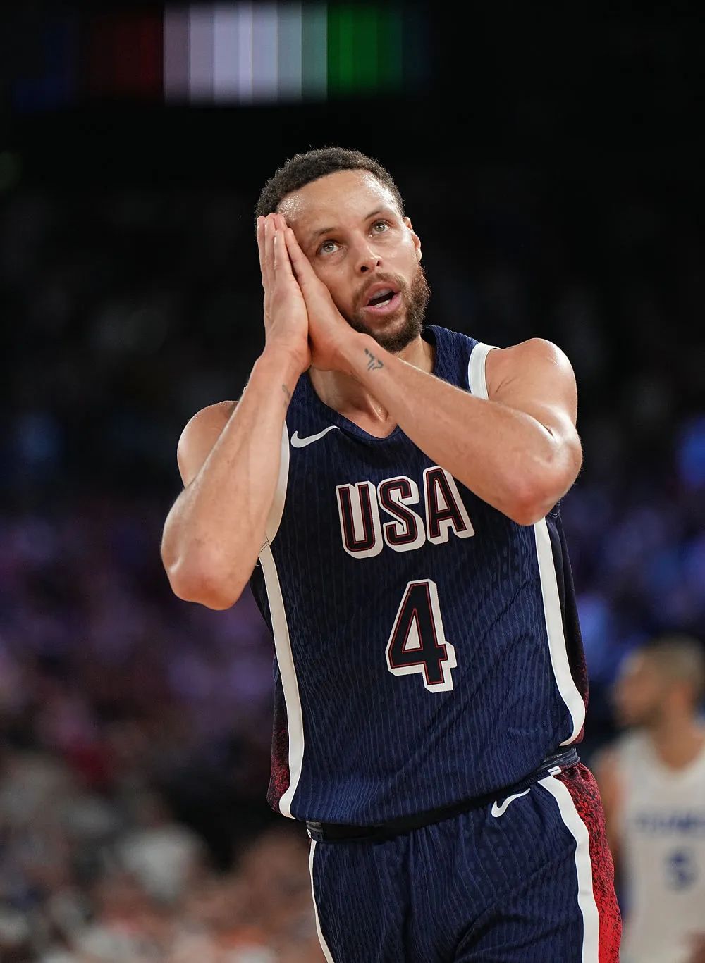 洛杉矶快船以131-116击败黄蜂，哈登55分创队史新高，成为NBA第四位得分超55分的球员，表现惊艳。（快船131-116擒黄蜂，哈登狂砍55分创队史纪录，成NBA第4位55+得分球员，表现炸裂）