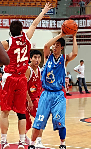 第一段：奥科吉神勇三分，火箭反超（首节：奥科吉三分爆发，火箭实现反超）