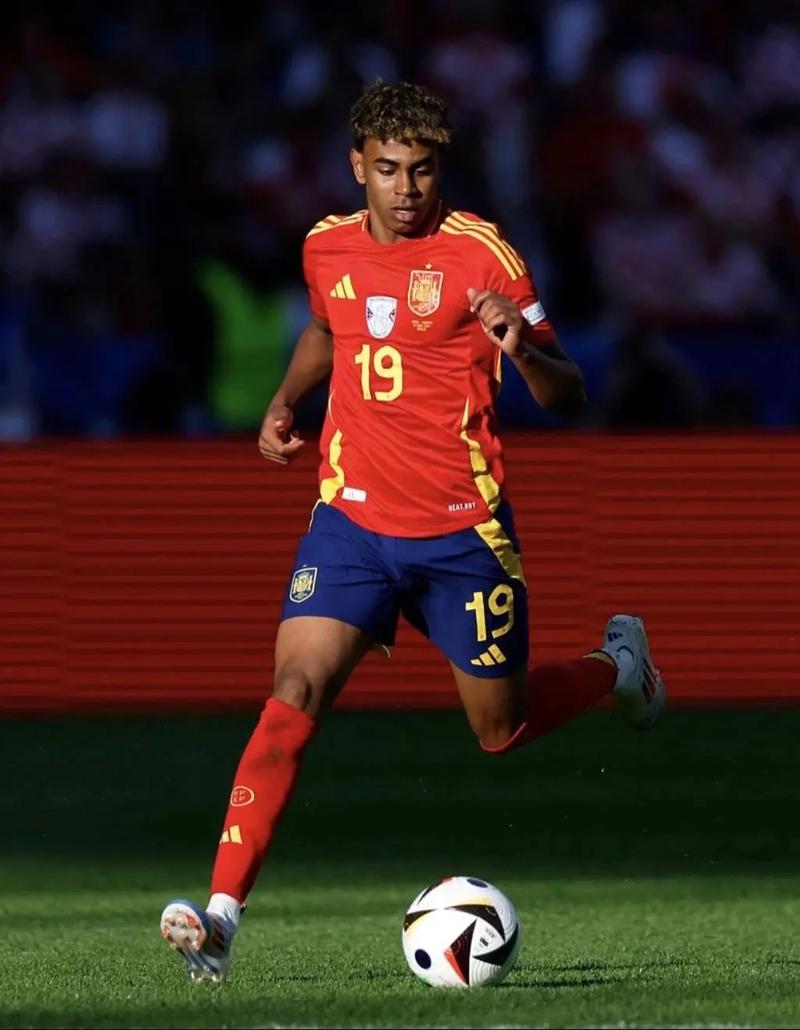 从男篮名宿到奥运火炬传递，这是巩晓彬和TCL敢为不凡的旅程（巩晓彬携手TCL的敢为不凡之旅：从男篮传奇到奥运火炬手）