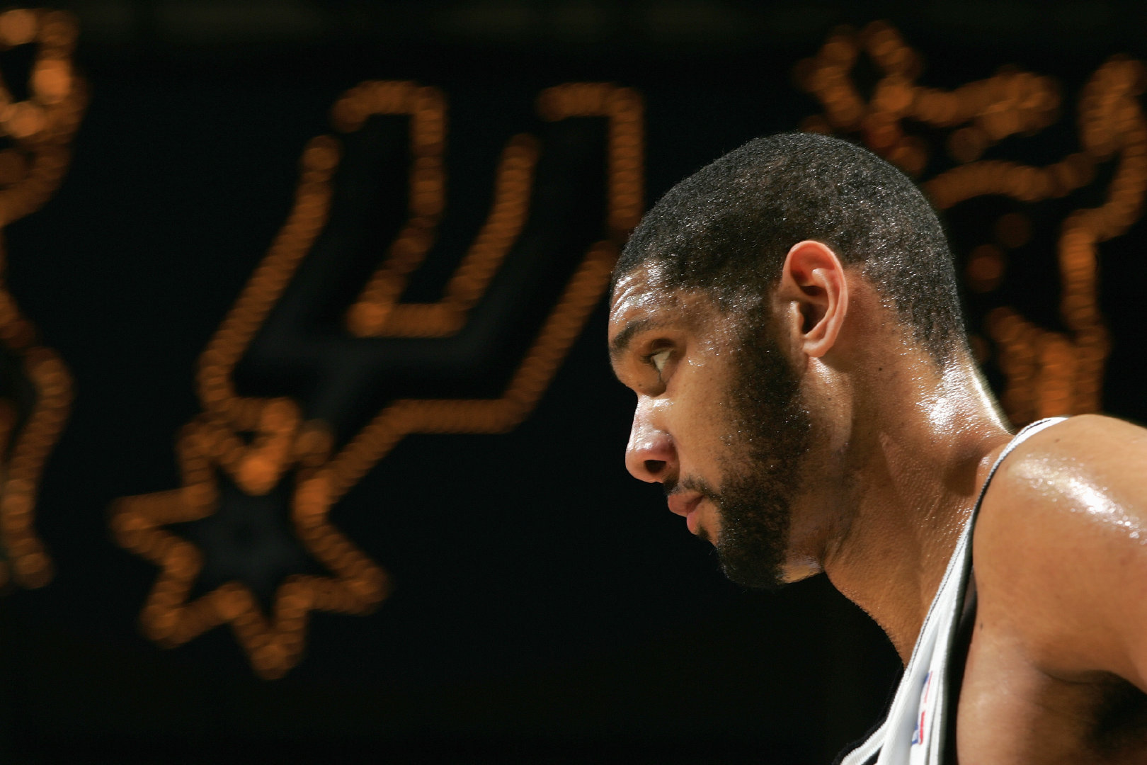 墨西哥一处世界杯训练场地状况百出：一角长满了树，边线是弯的（墨西哥一世界杯训练场问题频出：角落长树、边线不直）