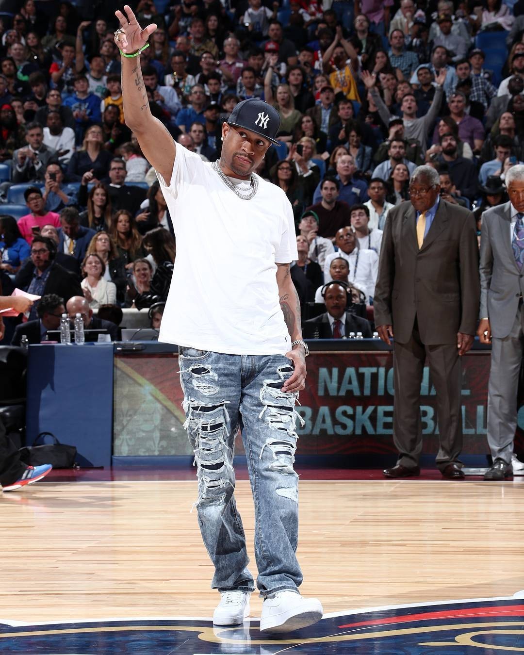 晕头转向！东契奇借掩护突破连续虚晃 抛传助攻艾顿吃饼放篮（东契奇借掩护强突连晃，抛传妙助艾顿轻松吃饼上篮）