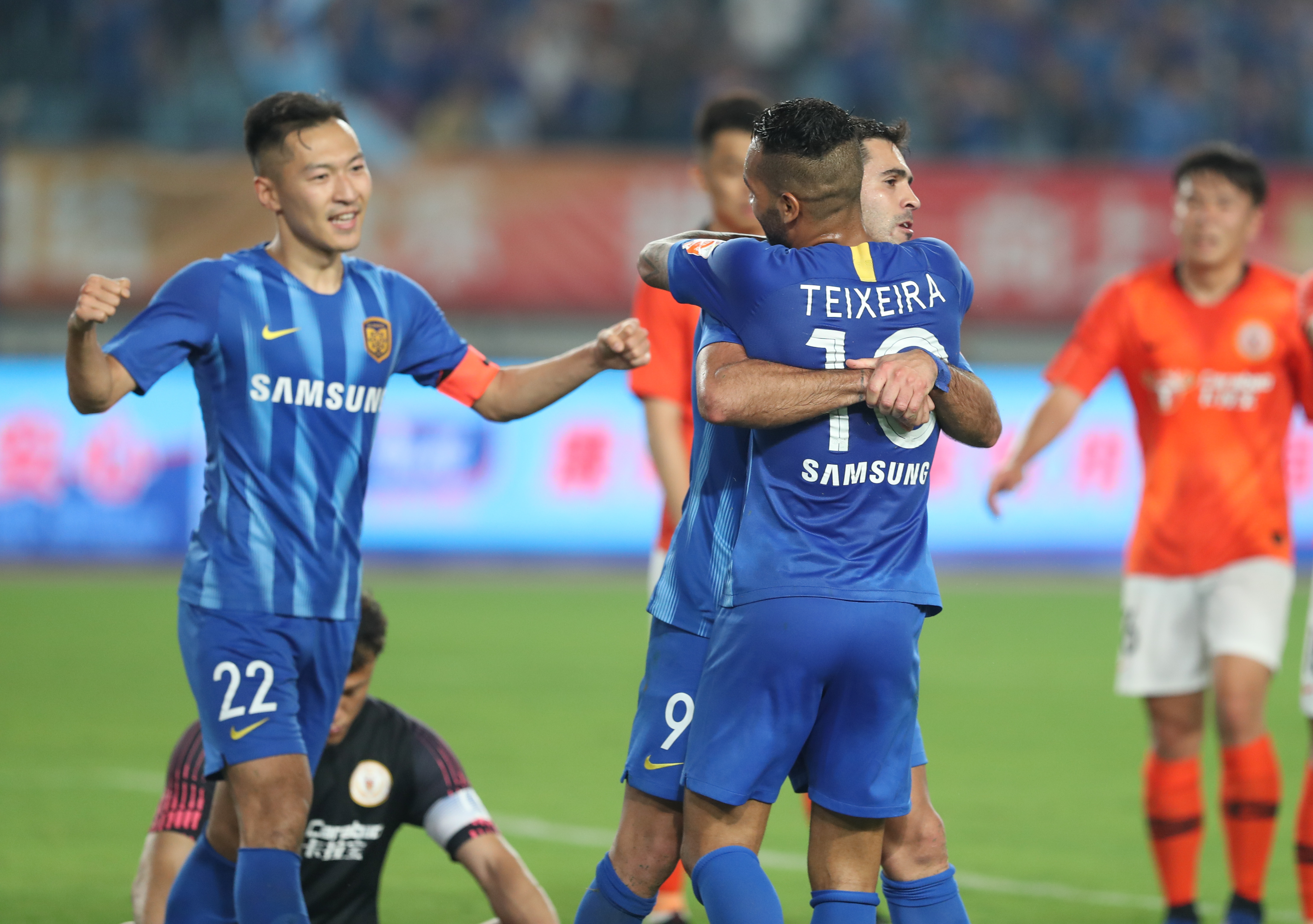 跟队记者：阿莱格里明确要求冬窗买前锋；米兰没考虑齐尔克泽（随队记者：阿莱格里明确要冬窗引进前锋，米兰暂未考虑齐尔克泽）