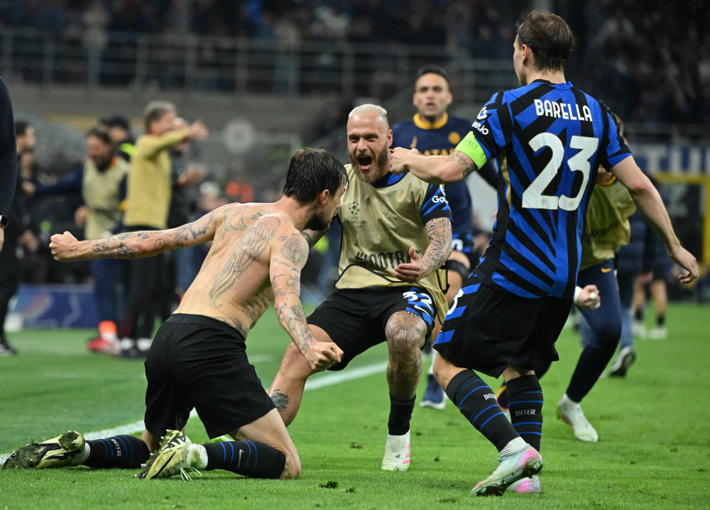 阿劳霍在巴萨已被罚下5次，本世纪仅次于皮克、莫塔和马克斯（阿劳霍在巴萨已5次染红，本世纪仅逊于皮克、莫塔与马克斯）