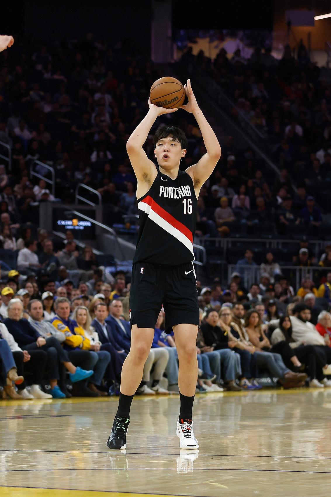 西媒：因欠薪等问题，近50名建筑工人在诺坎普球场外抗议（西媒称：约50名建筑工人因拖欠工资等问题在诺坎普外示威）