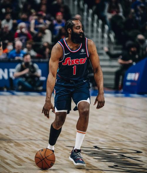 香港金牛连续2天击败CBA球队，将与上海争夺一个出线名额（香港金牛连胜两天击退CBA对手，将与上海角逐出线席位）