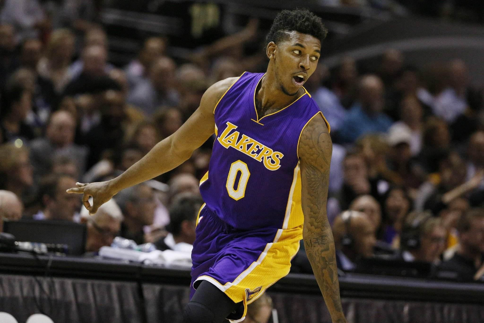 体坛记忆｜NBA球星第一笔工资都是怎么花的？（体坛回顾：NBA球星第一份薪水都花在哪儿？）